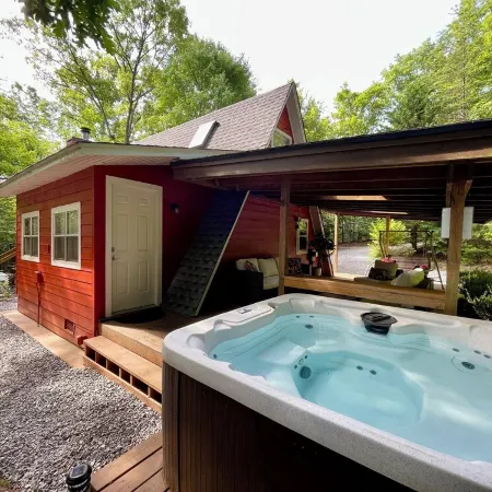 Charming 2-bedroom private cabin with AC, Hot tub in lovely Morganton, Georgia