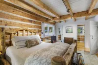 Camp McGu: Lakefront, 3 Fireplaces + Firepit, Pizza Oven, Gorgeous Setting