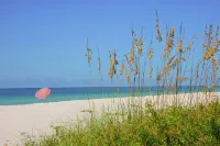 Tranquil Tide Villa -Riverview w/Pool on Riverwalk, Near Ami Beach, Pet Friendly -  Ferienhäuser
