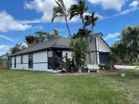 Charming 3-bedroom house with AC and WiFi in fabulous Jupiter, close to beaches Downtown Abacoa附近的飯店