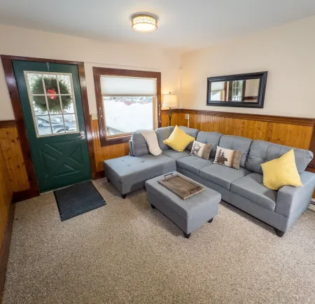 Stay near Mirror Lake, enjoy our cozy 2-bedroom cottage