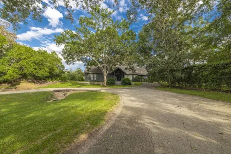 Cozy cottage on the Colorado Отели в г. Колумбус