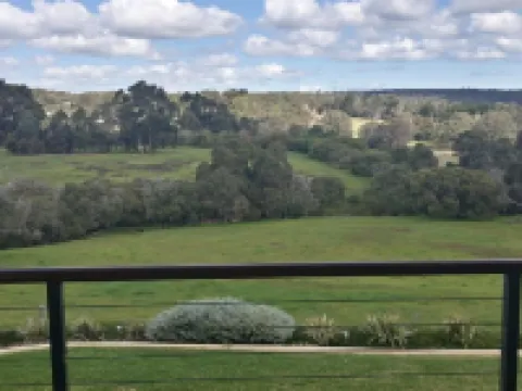 Views of Redwall Valley and close to beaches and wineries. ヤリンガップのホテル
