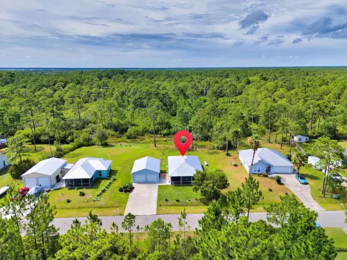 3-bedroom house with Hot Tub and Game Room in Eastpoint, 10 minute drive to SGI