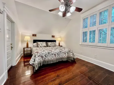 Downtown Macon Cottage Walking Distance to Dining & Music Venues. 2 King Beds. Cannonball House 주변 호텔
