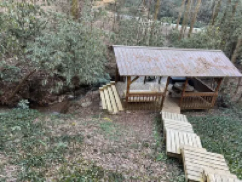 5 minutes to Helen center, hot tub, on creek with waterfall’