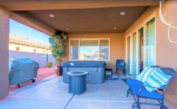 Paradise Village Home in Santa Clara * Poolside Location * Private Hot Tub * BBQ