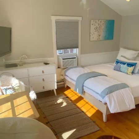 Cozy upper studio- fully equipped & close to town, harbor, shops & restaurants!