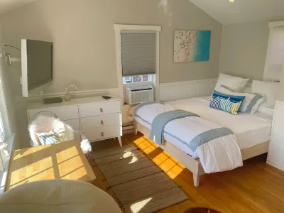 Cozy upper studio- fully equipped & close to town, harbor, shops & restaurants!