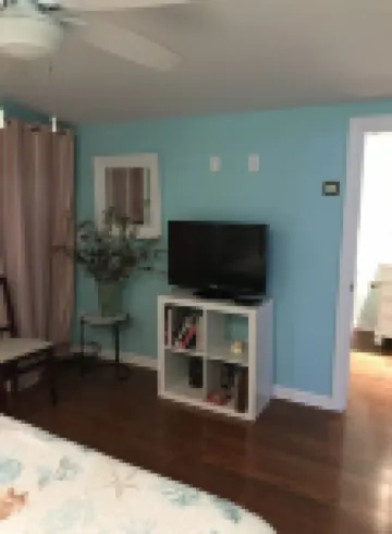 Five miles from Mayo Clinic and nine blocks from the ocean. Quiet and cozy.