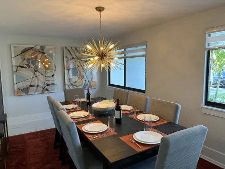 Luxe Oasis Mins to Beaches, Downtown, & Spring Training w/Private Heated Pool Отели в г. Саразота