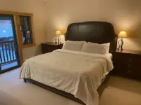 Ski In / Ski Out Treetops Home with Outdoor Private Spa Hotels in Stratton Mountain