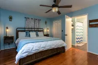 HOT TUB w CA King beds Acres of  & secluded. Pymt plan, dogs welcome
