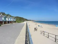 4 bedroom, 3 bath, walk to the beach, golf, shops, pubs. New Forest 3 miles.