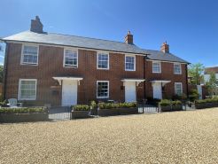 A stroll to Ringwood, near to New Forest & South Coast Beaches. Private Parking