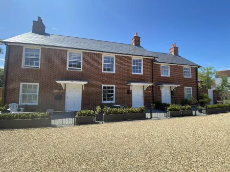 A stroll to Ringwood, near to New Forest & South Coast Beaches. Private Parking