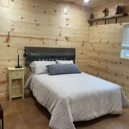 NEW, The Homestead Cabin, close to town, 2 bedroom with bunks, Huge Porch