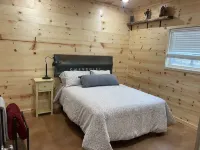 NEW, The Homestead Cabin, close to town, 2 bedroom with bunks, Huge Porch