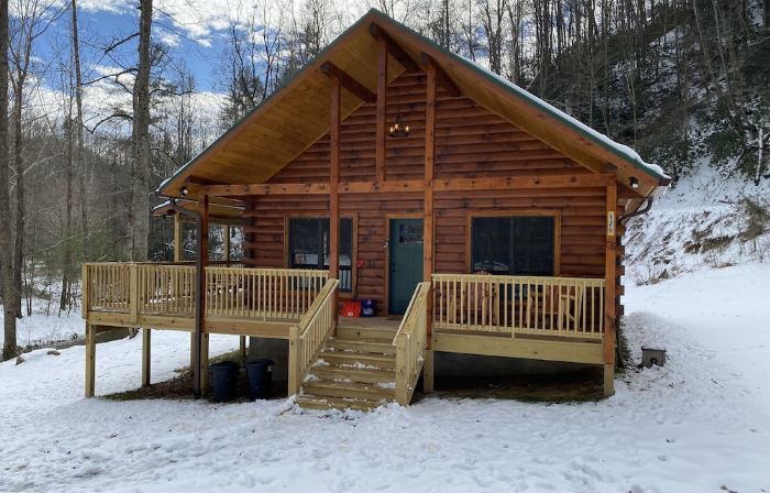 New 2/2 log cabin, rushing trout stream, hot tub, fireplace, 4 acres