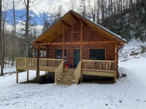 New 2/2 log cabin, rushing trout stream, hot tub, fireplace, 4 acres