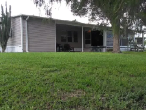 Renovated,clean,comfortable,trailer on canal with Lake Okeechobee access. 오키초비 호텔