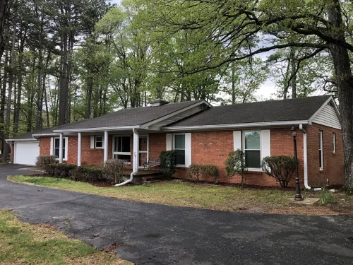 Convenient to Eureka, Hiking/Biking trails, Motorcycle/Pet friendly, Hot Tub.