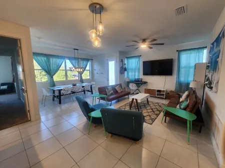 Brand New Home☆ Treetop Sunsets~ Private Pool~Group Trip!