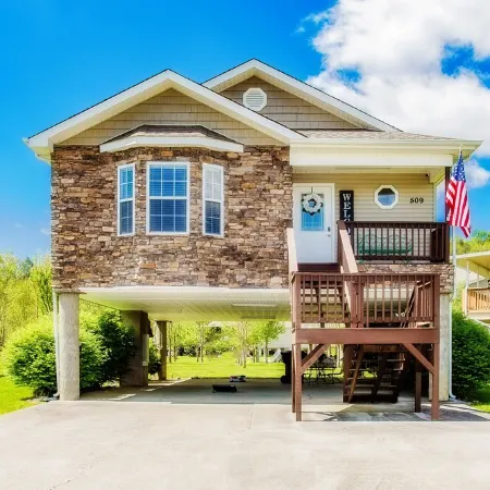 Riverside Haven. Easy Drive. Minutes to It All!