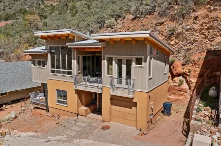 Modern Masterpiece with Paint Red Rock Views in Oak Creek Canyon near Slide Rock Отели рядом с достопримечательностью «Парк штата Слайд Рок»