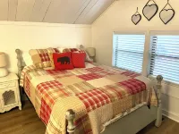 The Honey Pot- peaceful cabin -fireplace and deck Hotels in Sky Valley