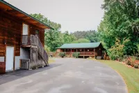 Great Location, Creekside, Trout Fishing, Fire Pit, Hot Tub & WiFi