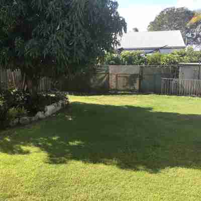 4 bedroom home. Close to restaurants,fast food, shopping and hospital Hotel Exterior