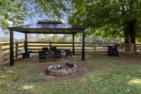 Cozy Farmhouse near Mammoth Cave on 45+ acre animal farm Hotels in Hart County