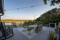 Marsh front villa on an acre. Private Dock + hot tub, steps from the beach