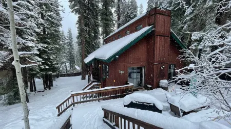 Quiet & Large house - Hot Tub, Pool table, Fast WiFi, EV charger -  close to all Отели в г. Тахо Виста