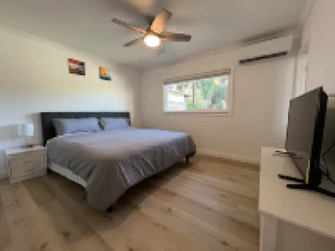 Modern King Beds/Beautiful Large yards/Long Stay/WI-FI/WFH/25 mins to Beach/FWY