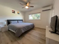 Modern King Beds/Beautiful Large yards/Long Stay/WI-FI/WFH/25 mins to Beach/FWY
