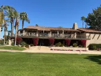 Beautiful  home on lake tennis, pickle ball pools and spas.l Hotels near Rancho Mirage Library & Observatory