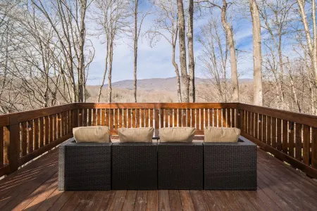 Tranquil & Stylish ~ Near Skiing ~ Hot Tub ~ Views Отели рядом с достопримечательностью «Колледж Лис-Мак-Рай»