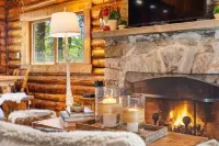 Chic, updated log cabin nestled in the pine trees of Sprucewold! Mung Bean附近的飯店