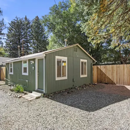 Downtown Green Gable Bungalow with AC, Fully Fenced Yard, W/D, 2 Smart TVs, WiFi