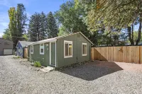 Downtown Green Gable Bungalow with AC, Fully Fenced Yard, W/D, 2 Smart TVs, WiFi - Boutique