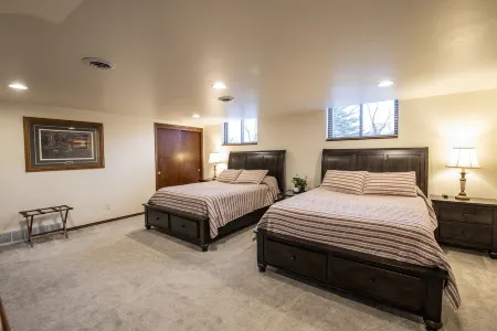 Hidden Gem! Beautiful Lower Level Townhome-1 mile from Lambeau