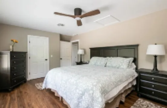 Sleeps 12: Apt & 3 rooms with common area and deck