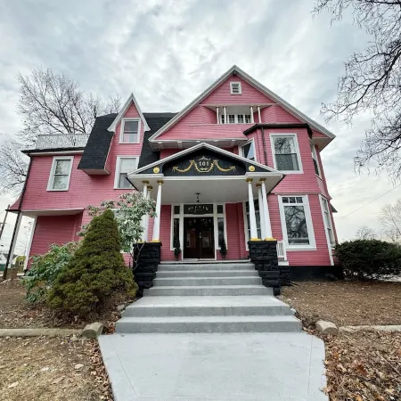 Downtown Spacious Apt with king bedroom, Formal Dining, and balcony!