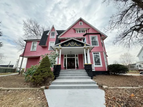 Downtown Spacious Apt with king bedroom, Formal Dining, and balcony!