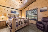 NEW CABIN, LUXURIOUS & COZY: HEATED POOL, HOT TUB, THEATER ROOM, FIRE PIT & MORE