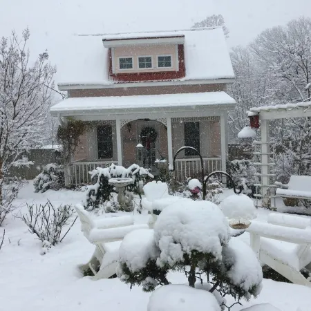 walkable to downtown, lake tomahawk, swimming pool, tennis courts, golf course