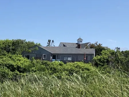 Cape Cod Dune Cottage Spectacular Ocean Views, over the dune to a private beach Отели в г. Сандуич
