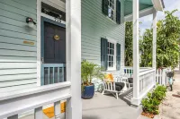 Charming + Circa 1889 Historic Eyebrow Home - مسبح خاص